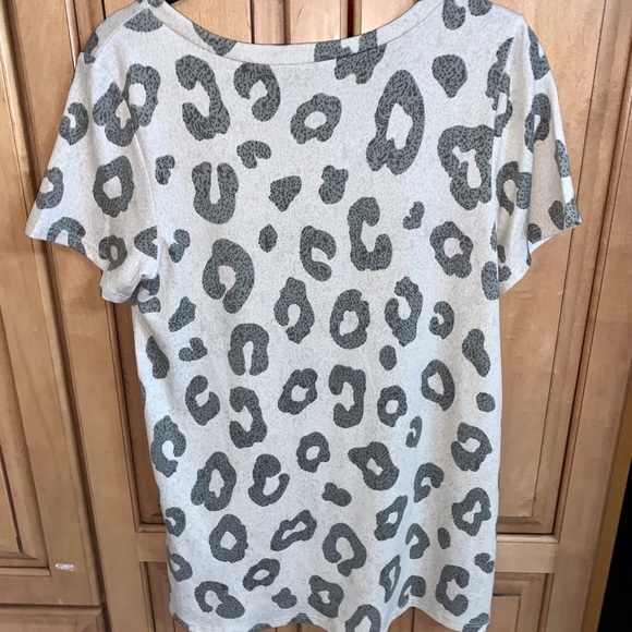 ๐ ๐ค Cream Leopard Print Top - Picture 9 of 10